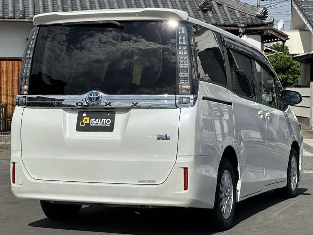 Toyota Voxy 3