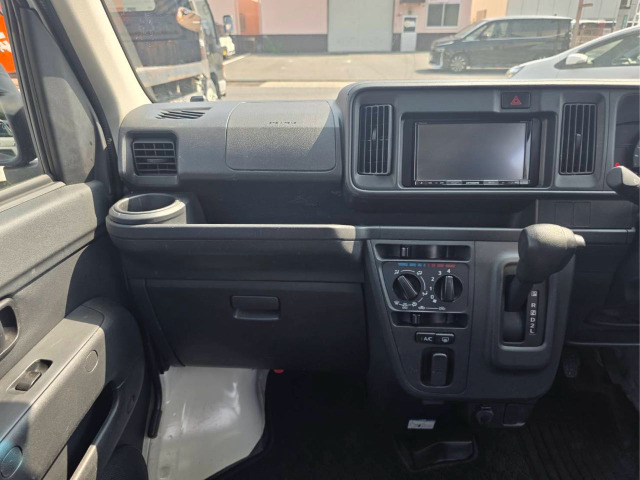 Daihatsu Hijet Cargo 11