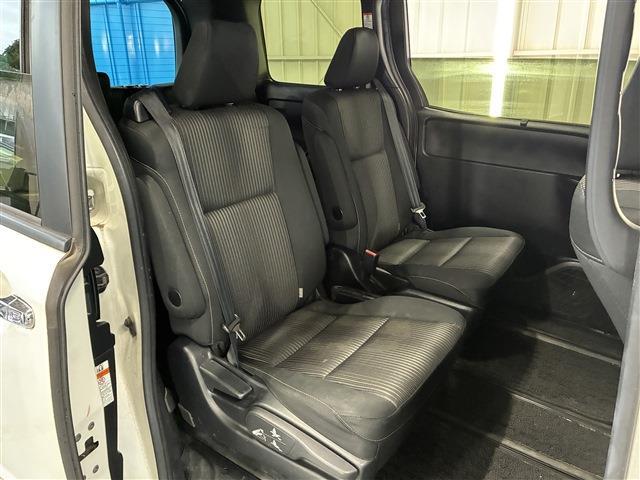 Toyota Voxy 8