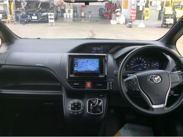 Toyota Voxy 12