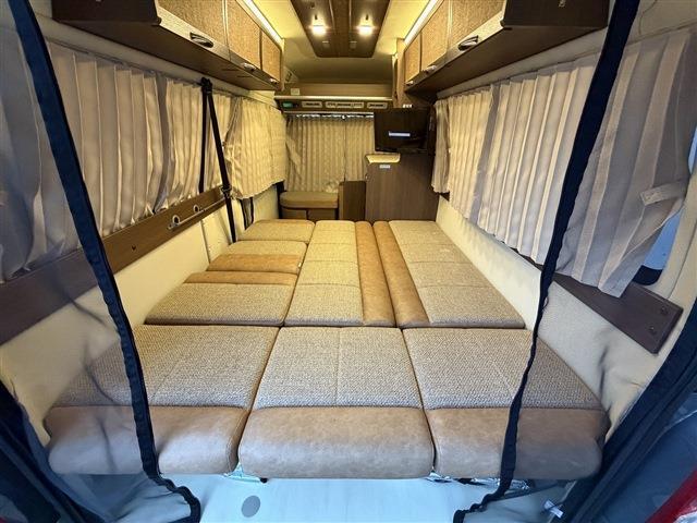Toyota Hiace Van 7