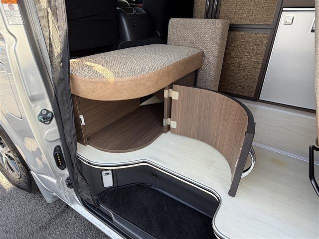 Toyota Hiace Van 8