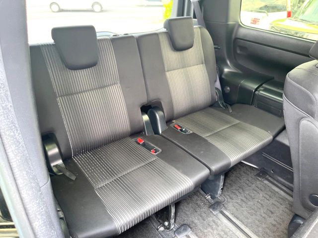 Toyota Voxy 11