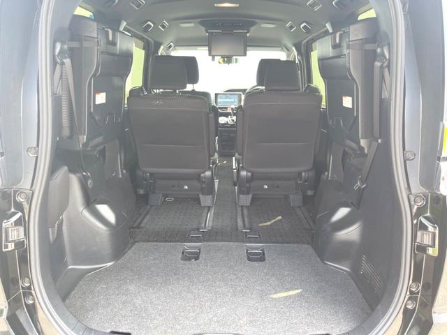 Toyota Voxy 12