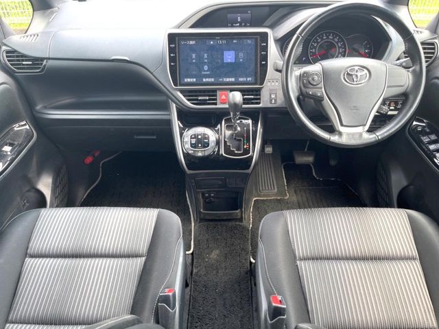 Toyota Voxy 2