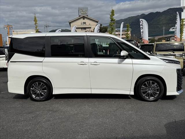 Toyota Voxy 12