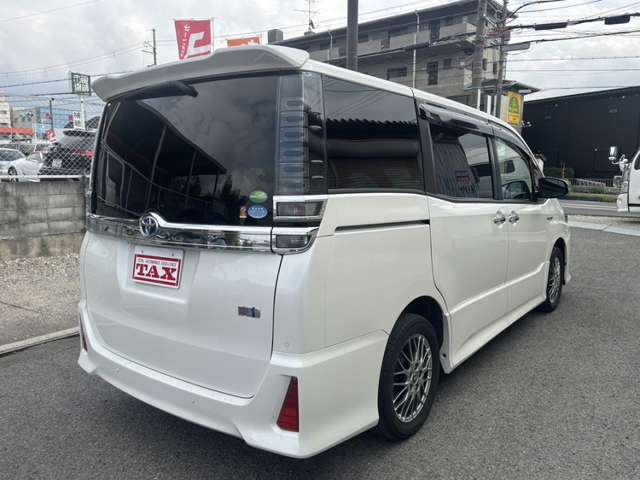 Toyota Voxy 2