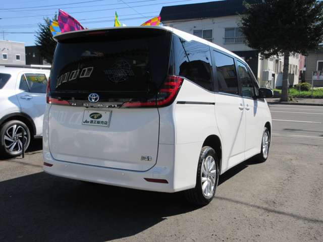 Toyota Noah 8