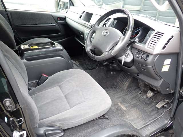 Toyota Hiace 4