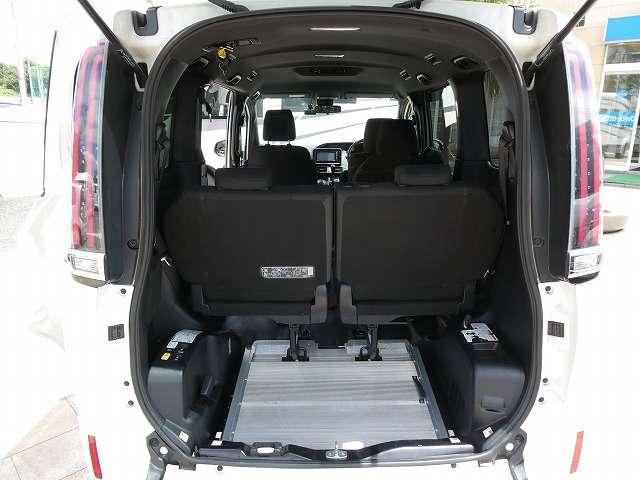 Toyota Esquire 11