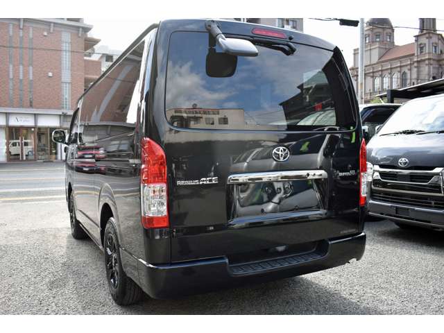 Toyota Hiace Van 7
