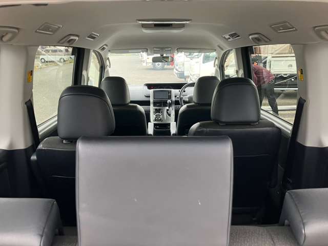 Toyota Voxy 8