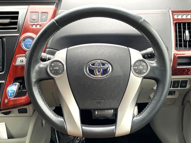 Toyota Prius α 11