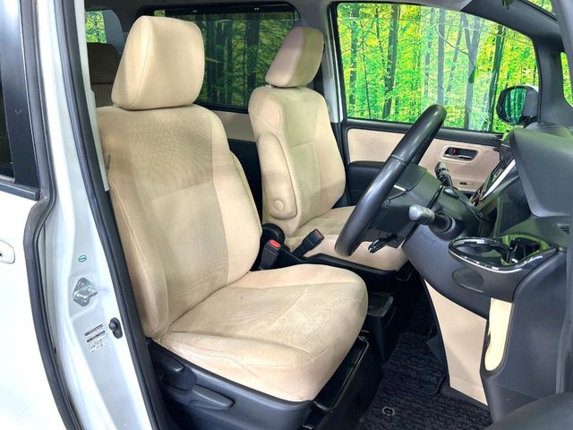 Toyota Noah 8
