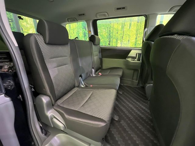 Toyota Noah 9