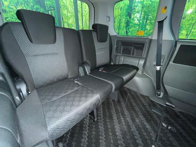 Toyota Noah 10