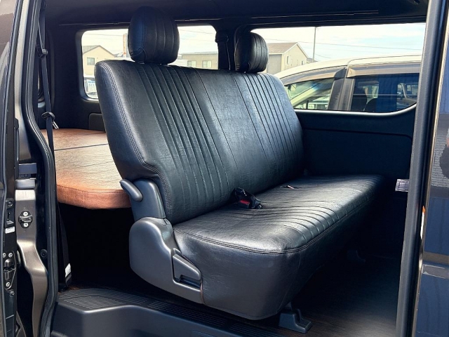 Toyota Hiace Van 7