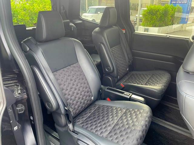 Toyota Voxy 11