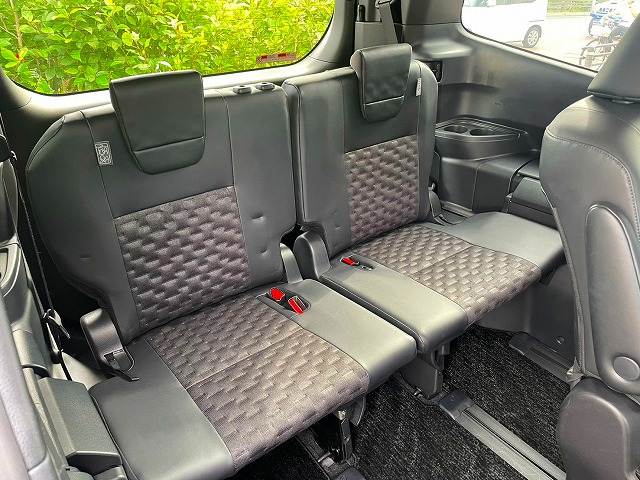 Toyota Voxy 12