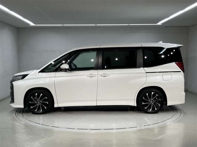 Toyota Noah 4