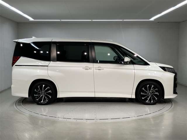 Toyota Noah 5