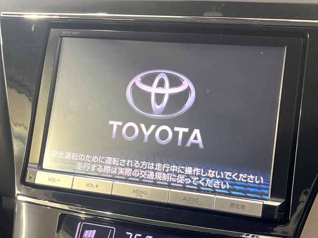 Toyota Prius α 3