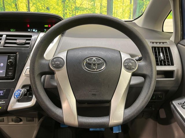 Toyota Prius α 11