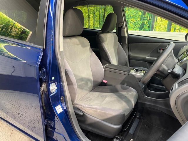 Toyota Prius α 8