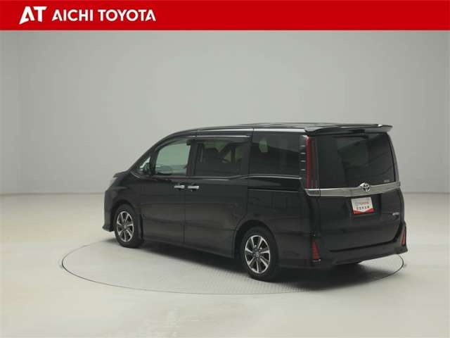Toyota Noah 4