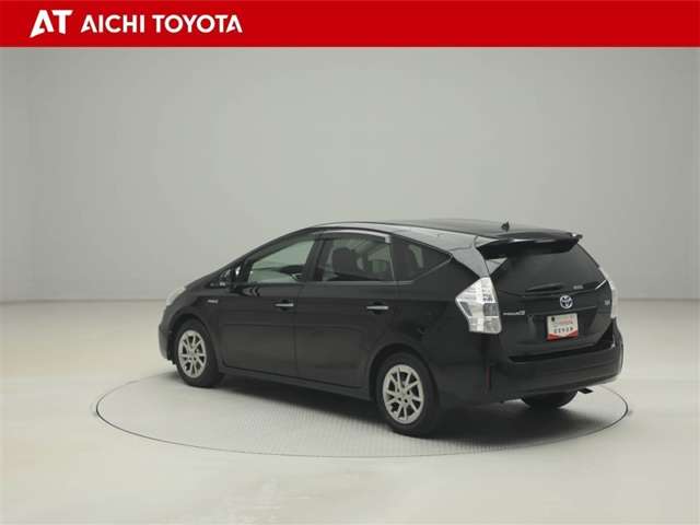 Toyota Prius α 4