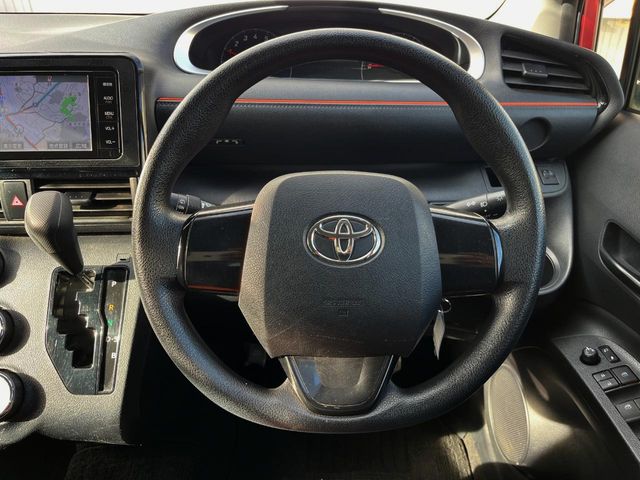 Toyota Sienta 11