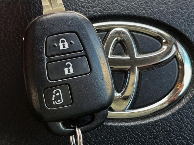 Toyota Sienta 5
