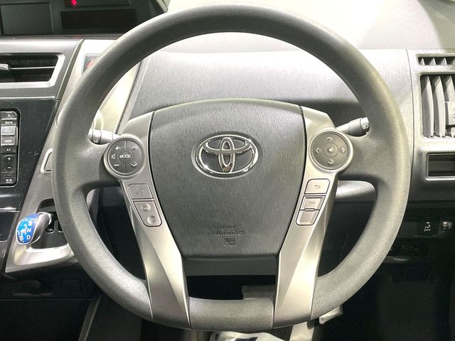 Toyota Prius α 11