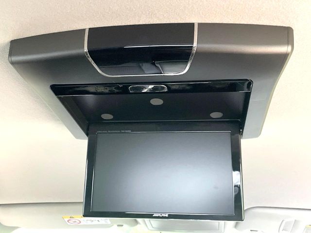 Toyota Prius α 3