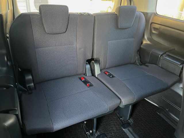 Toyota Voxy 11