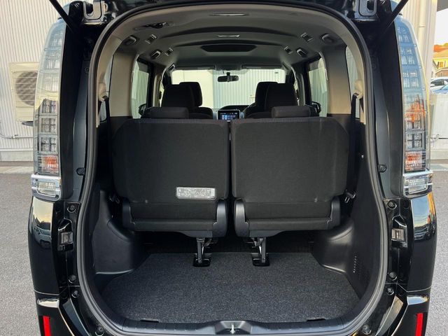 Toyota Voxy 12