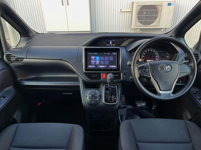 Toyota Voxy 2