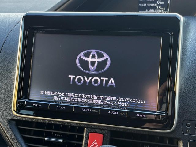 Toyota Voxy 3
