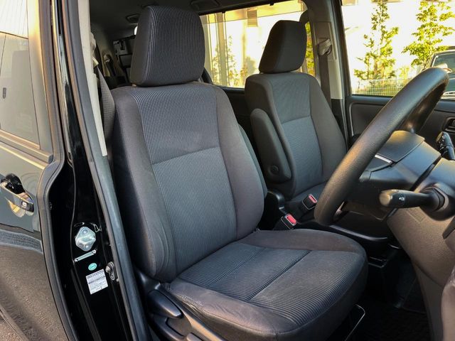 Toyota Voxy 9