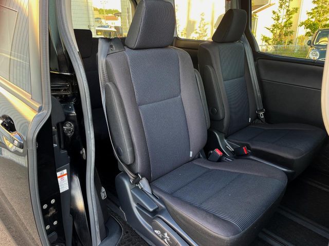 Toyota Voxy 10