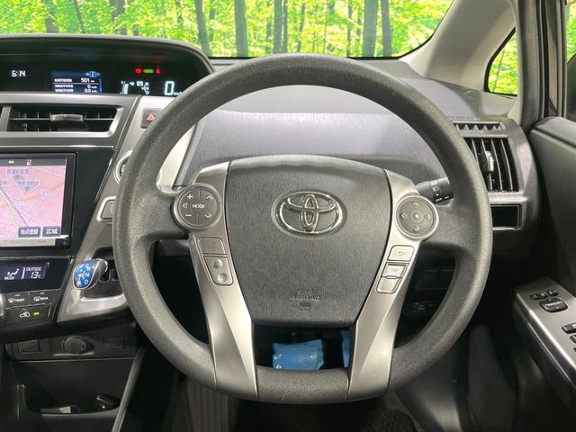 Toyota Prius α 11