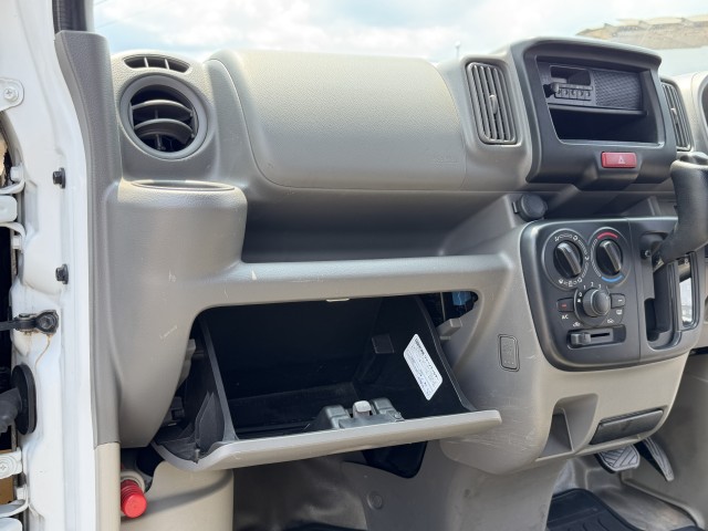 Nissan NV100 Clipper 12