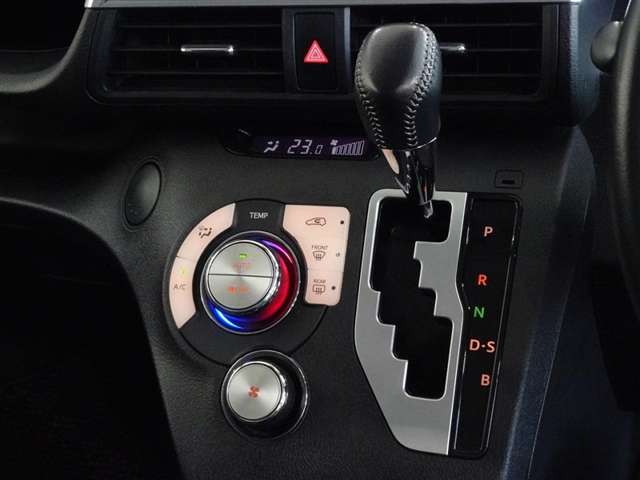 Toyota Sienta 11