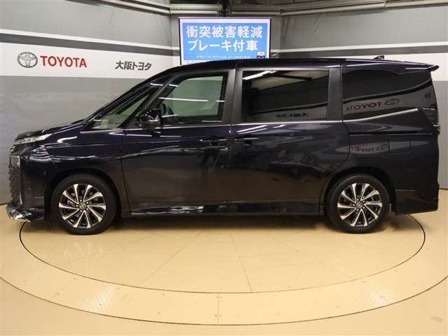 Toyota Voxy 3