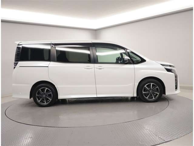 Toyota Voxy 2