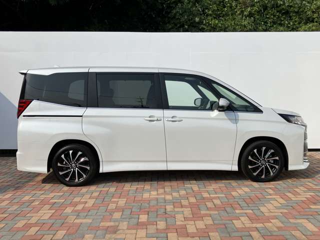 Toyota Noah 4