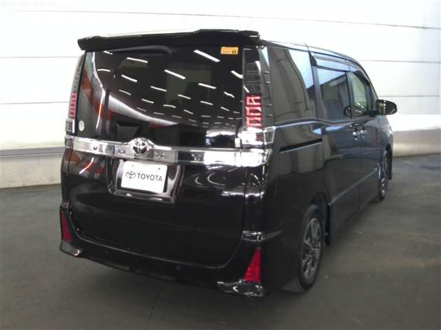 Toyota Voxy 4