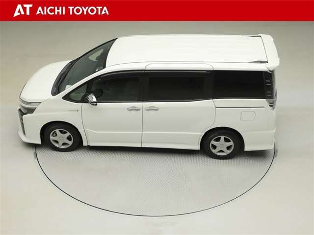 Toyota Voxy 11