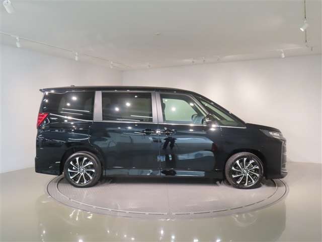 Toyota Noah 4