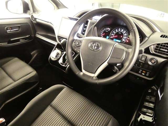 Toyota Voxy 11